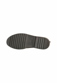 Zwarte rubberen schoenzool met horizontale ribbels en een gladde middenstuk. Bevat de merknaam "TOMS" die nabij de hiel is ingedrukt.