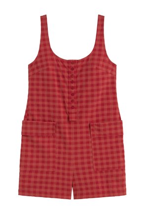 Combinaison rouge sans manches avec un col dégagé, une patte de boutonnage sur le devant et deux grandes poches plaquées avant avec rabats.