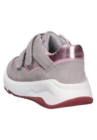 Helle graue Wildleder-Sneaker mit metallischen roségoldenen Akzenten, Klettverschluss-Riemen und weißer Gummisohle mit dunkelroter Außensohle.