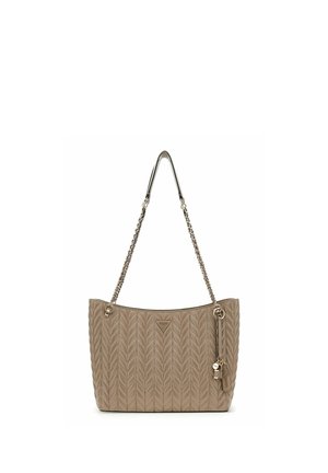 Sac à main matelassé taupe avec bandoulière chaîne, logo triangulaire et breloques suspendues sur fond blanc.