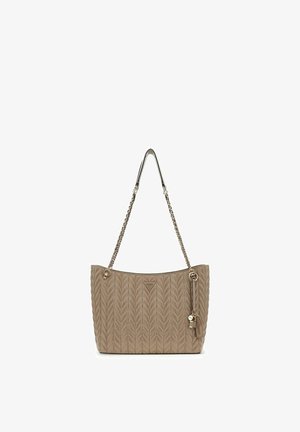 Sac à main matelassé taupe avec bandoulière chaîne, logo triangulaire et breloques suspendues sur fond blanc.