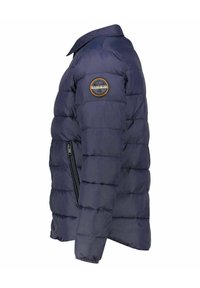 Giacca puffer blu navy con cuciture orizzontali, tasca laterale con zip e patch del logo sul maniche sinistro. Materiale leggero e resistente all'acqua.