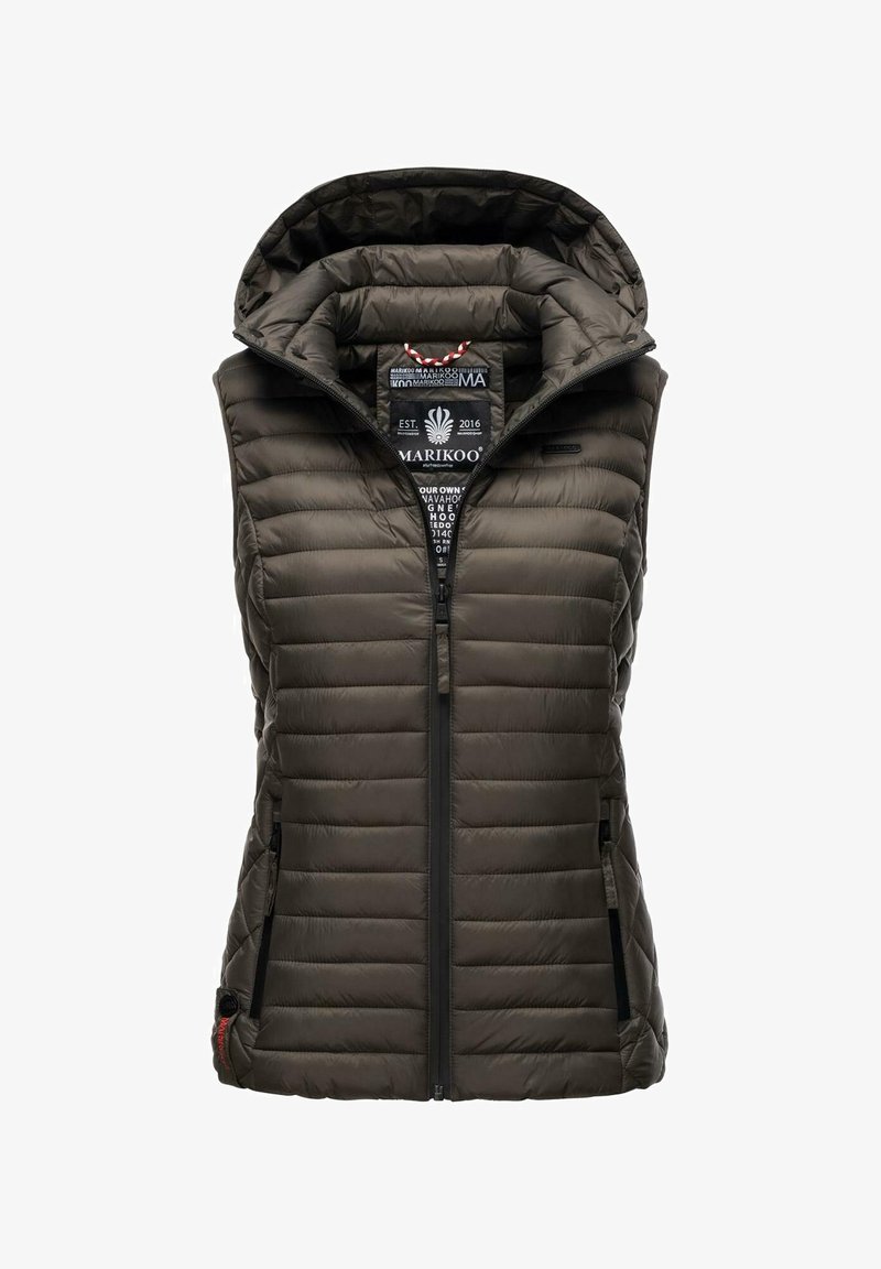 Gilet rembourré en vert olive foncé avec une capuche, fermeture éclair à l'avant et deux poches latérales. Présente un design matelassé avec une texture douce.