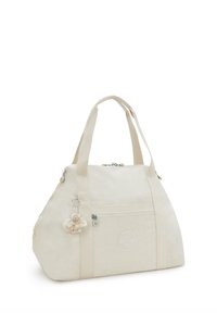 Beige canvas tas met een groot hoofdcompartiment, twee handvaten, een voorzak met rits en een decoratieve sleutelhanger met een pluche accessoire.
