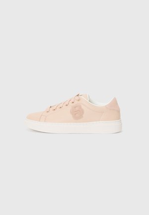Sneaker rosa chiaro in pelle liscia, caratterizzato da un logo testurizzato sul lato, suola bianca e design a punta tonda con occhielli.