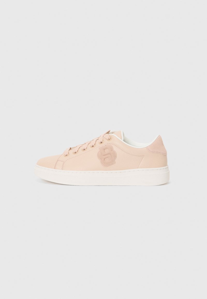 Sneaker rosa chiaro in pelle liscia, caratterizzato da un logo testurizzato sul lato, suola bianca e design a punta tonda con occhielli.