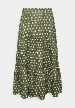 Groene rok met een patroon, gemaakt van lichtgewicht stof, met een gelaagd ontwerp met witte diamantvormen en een geplooide zoom.