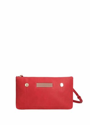 Pochette bracelet rectangulaire rouge avec fermeture éclair dorée, clous dorés décoratifs et détail en maille sur fond blanc.