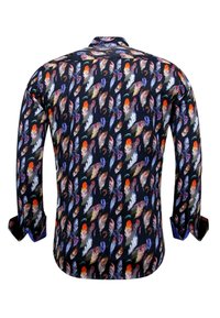 Langarmshirt van donker marineblauwe stof met een kleurrijk verenpatroon. Inclusief een klassieke kraag en knoopmanchetten.