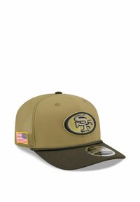 Olivengrüne Baseballmütze mit einem schwarzen SF-Logo-Patch, flacher Visier, Netzseiten und einem kleinen Patch mit der amerikanischen Flagge an der Seite. Strukturiertes Finish.