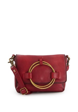 Rote Leder-Crossbody-Tasche mit verstellbarem Riemen und großem, strukturiertem goldfarbenem Doppelring-Detail auf der Vorderklappe.