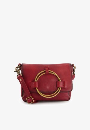 Rote Leder-Crossbody-Tasche mit verstellbarem Riemen und großem, strukturiertem goldfarbenem Doppelring-Detail auf der Vorderklappe.