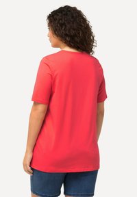 Ulla Popken CARREE-AUSSCHNITT - T-shirt basic - dark coral