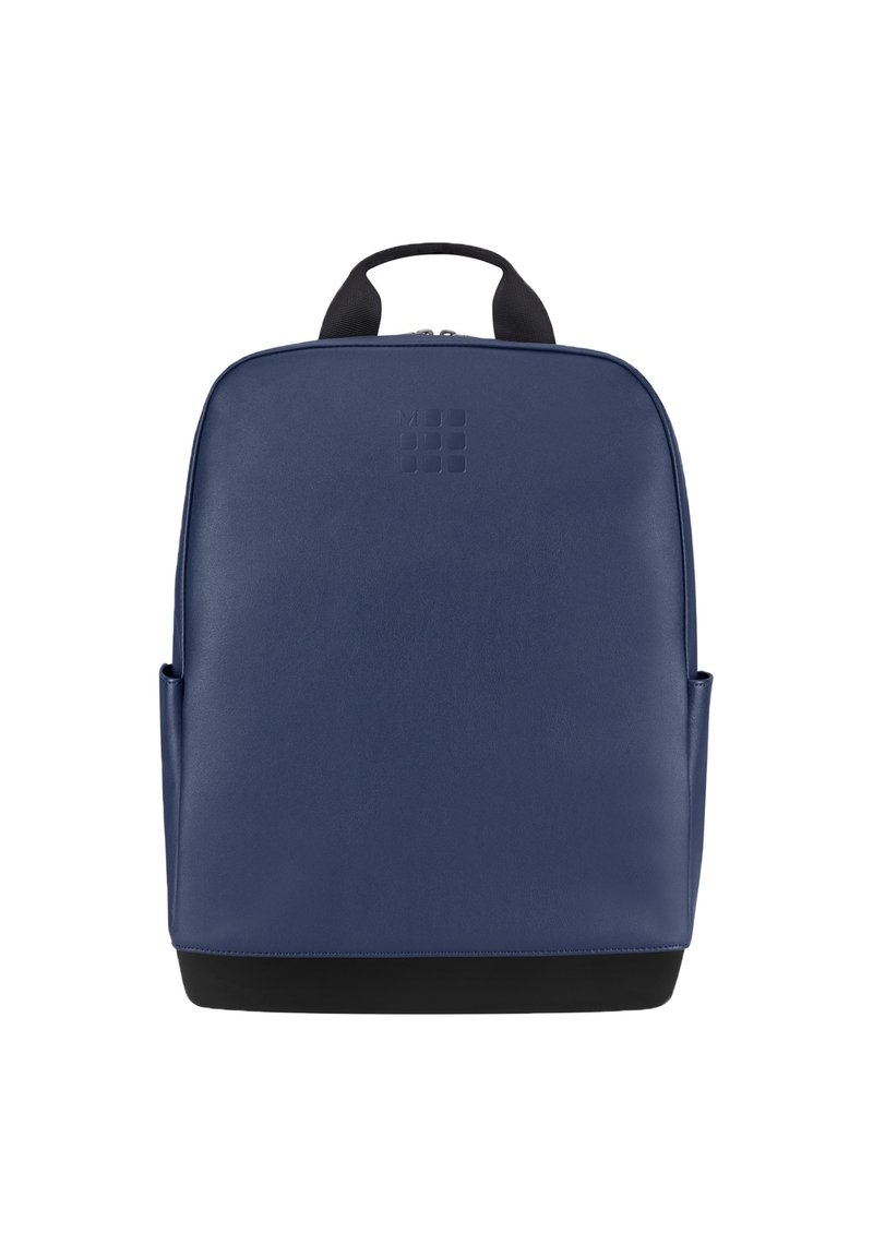 Zaino in pelle blu navy con texture liscia, due tasche laterali e fondo nero. Presenta un logo discreto davanti.