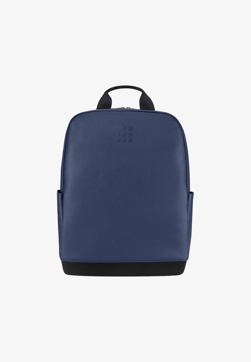 Zaino in pelle blu navy con texture liscia, due tasche laterali e fondo nero. Presenta un logo discreto davanti.