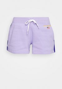 Lila sportshorts med vit dragsko, marinblå sidpaneler och gult "Polo Sport Ralph Lauren"-logotyp med liten amerikansk flagga.