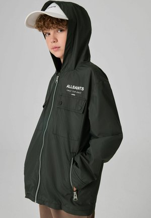 Zelená mikina s kapucí, na zip, s kapsou na hrudi a bočními kapsami. Vyrobena z lehkého materiálu s jemnou strukturou; obsahuje logo.