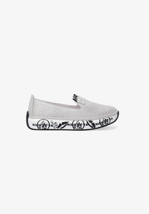 Lys grå slip-on sko med perforeret overdel, sorte accenter og mønstret sål med hvid tekst. Rund tå og fleksibelt design.