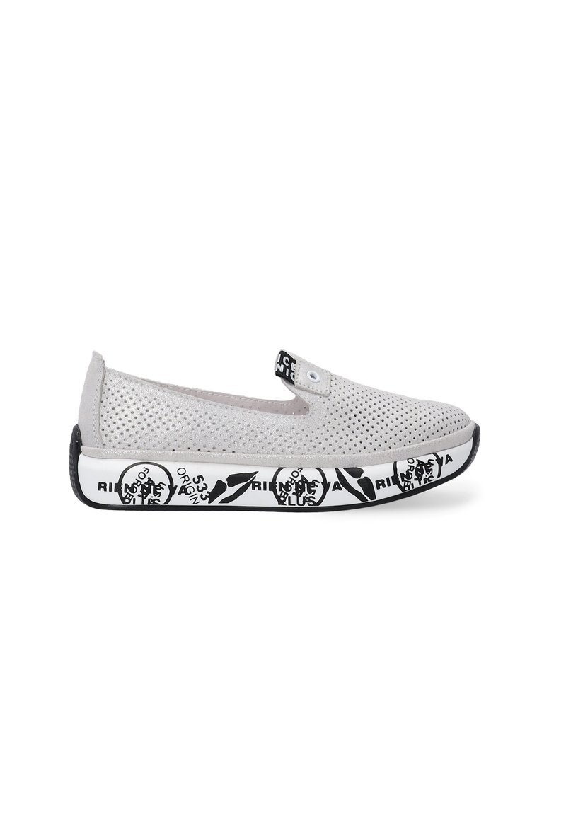 Hellgrauer Slipper mit perforiertem Obermaterial, schwarzen Akzenten und gemustertem Sohle mit weißem Text. Abgerundete Zehenpartie und flexibles Design.