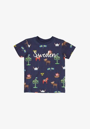 Chemise à manches courtes bleu marine avec des motifs colorés inspirés de la Suède, incluant des élans, des drapeaux et un drakkar, avec le texte "Suède".