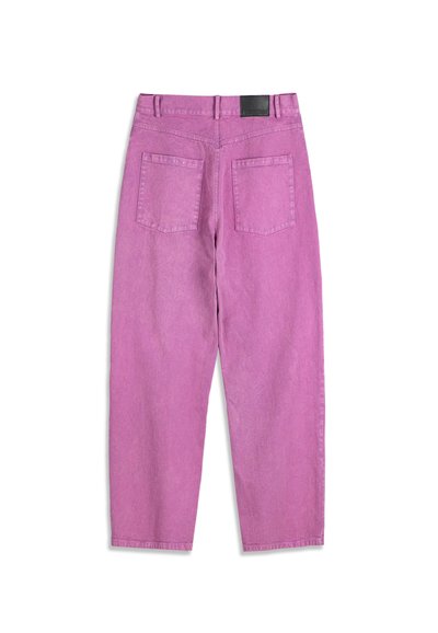 Jean en denim rose taille haute avec jambes droites, deux poches arrière, passants pour ceinture et une étiquette de marque en cuir noir sur la ceinture.