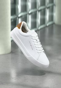 Nepasirinkta, white/coconut groove