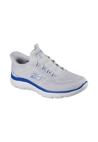 Chaussure de sport blanche légère avec une tige en mesh, des accents bleus, des lacets élastiques et une semelle rembourrée conçue pour le confort et la flexibilité.