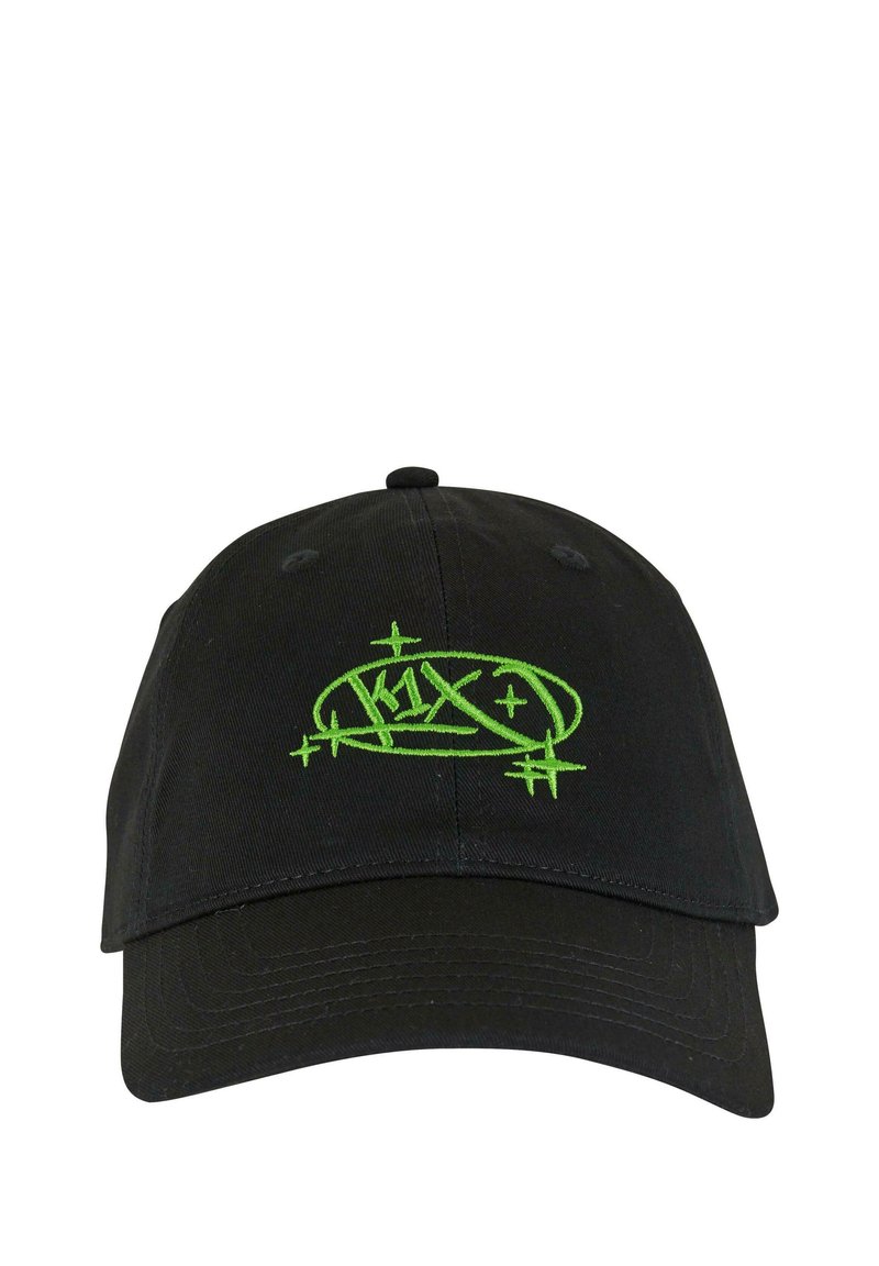 Cască de baseball neagră din bumbac, cu boruri curbate. Prezintă un logo brodat verde, cu accente de stea. Curea de ajustare la spate.