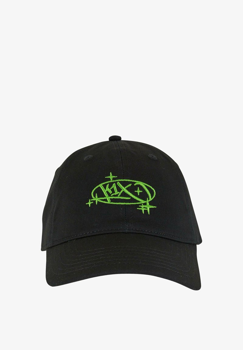 Fekete baseball sapka pamutból, ívelt napellenzővel. Zöld hímzett logóval rendelkezik, csillag díszítésekkel. Állítható hátsó pánt.