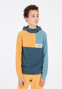 Felpa a blocchi di colore in teal, senape e blu navy realizzata in tessuto testurizzato; presenta una tasca a marsupio e una toppa con logo sul davanti.