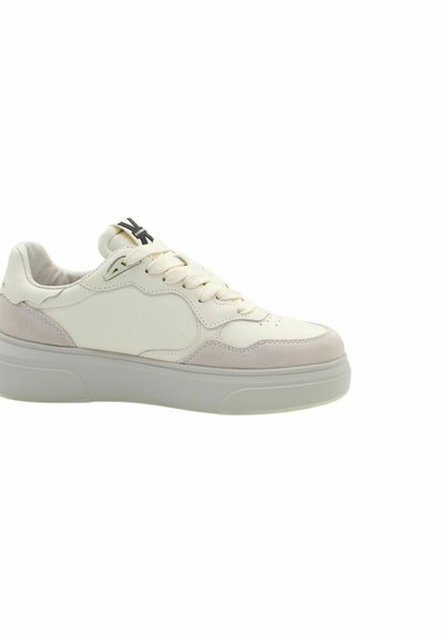 Weiße Leder-Sneaker mit hellgrauen Wildlederakzenten, runder Zehenpartie, dicker weißer Sohle und beigen Schnürsenkeln. Mit einem Logo auf der Zunge.