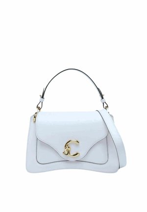 Bolso de mano de cuero blanco con solapa curva, cierre dorado en forma de letra C, asa corta y correa de hombro desmontable.