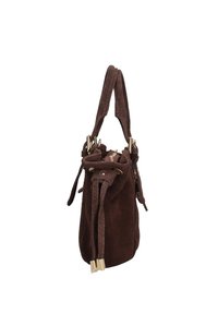 Sac seau en daim marron avec fermeture à cordon, accents en métal doré et une seule bandoulière. Texture douce, design vertical.