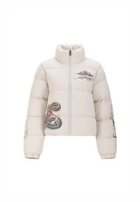 Giacca puffer crema con alto colletto, chiusura a zip e ricami di serpenti sulle maniche. Presenta una texture trapuntata e una vestibilità cropped.