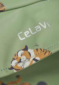 Groene stof met speelse tijgerillustraties in oranje en zwart. Merknaam "CeLaVi" in het wit, met zichtbare stikdetails.