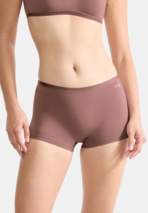 Shorts da ragazzo in cotone marrone morbido con texture liscia e fascia elastica in vita, con un piccolo logo sul lato frontale sinistro.