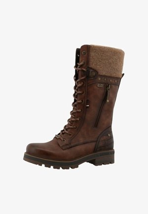 Botte en cuir marron à lacets avec un accent texturé en motif croco, un bord en feutre et une fermeture éclair sur le côté. Caractéristiques de matériel en métal et de lacets contrastants.