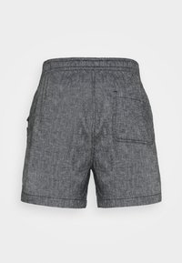 Ciemnoszare, teksturowane szorty z elastycznym paskiem w talii i jedną kieszenią naszywaną na plecach po prawej stronie, na białym tle.