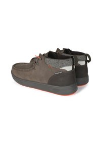 Scarpe in suede marrone con un colletto in lana grigia testurizzata e lacci arancioni. Presentano una suola grigia con dettagli arancioni e un logo stampato.