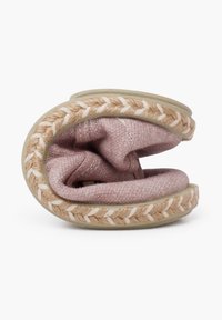 Chausson en tissu rose avec un design torsadé, doté d'une semelle en fibres naturelles tressées et d'accents de couture blanche. Texture douce et forme arrondie.