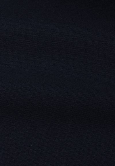 Tessuto di un blu navy scuro con una superficie morbida e testurizzata. Il materiale appare testurizzato e uniforme, mostrando un colore costante in tutto il suo insieme.