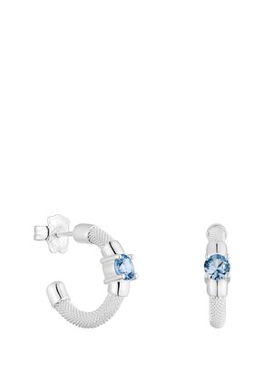 Pendientes de aro de plata con un diseño texturizado de malla y una piedra azul claro central en ambos lados. El tipo de cierre es a presión.