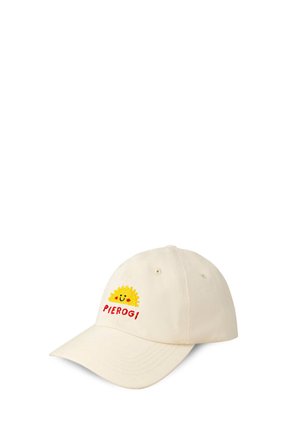 Biała baseballówka z wyhaftowanym uśmiechniętym żółtym pierogiem i czerwonym napisem "PIEROGI" z przodu.