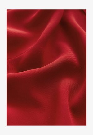 Czerwona tkanina o gładkiej strukturze, z delikatnym połyskiem i marszczonymi fałdami, prezentująca lekką i elastyczną konstrukcję.