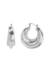 Des boucles d'oreilles en argent présentent un design lisse et ondulé avec une finition brillante. Une boucle d'oreille a une forme circulaire large, tandis que l'autre a un style fin et allongé.