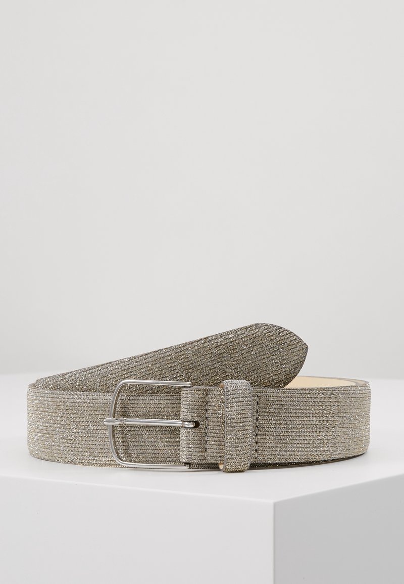 Ceinture en tissu gris tissé avec un fil métallique argenté, boucle en métal rectangulaire argentée et extrémité pointue posée sur une surface blanche.