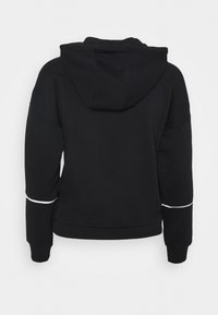 Svart hoodie med långa ärmar och vit piping-detalj runt mitten av ärmarna, visad från baksidan mot en enkel bakgrund.