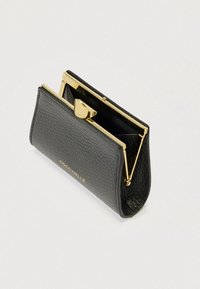 Μαύρο πορτοφόλι από δερματίνη με υφή, με κούμπωμα χρυσής στεφάνης, που διαθέτει ένα εμφανές λογότυπο στο μπροστινό μέρος και έναν εσωτερικό χώρο.