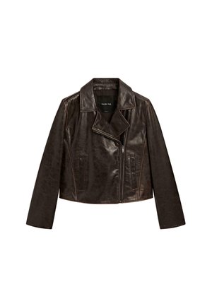 Giacca corta in pelle marrone con colletto a cresta, chiusura con zip e due tasche frontali. Presenta una texture sottile e cuciture a contrasto.