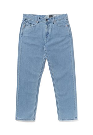 Jean en denim bleu clair avec cinq poches, fermeture par bouton, et passants pour ceinture, étalé à plat sur un fond blanc.